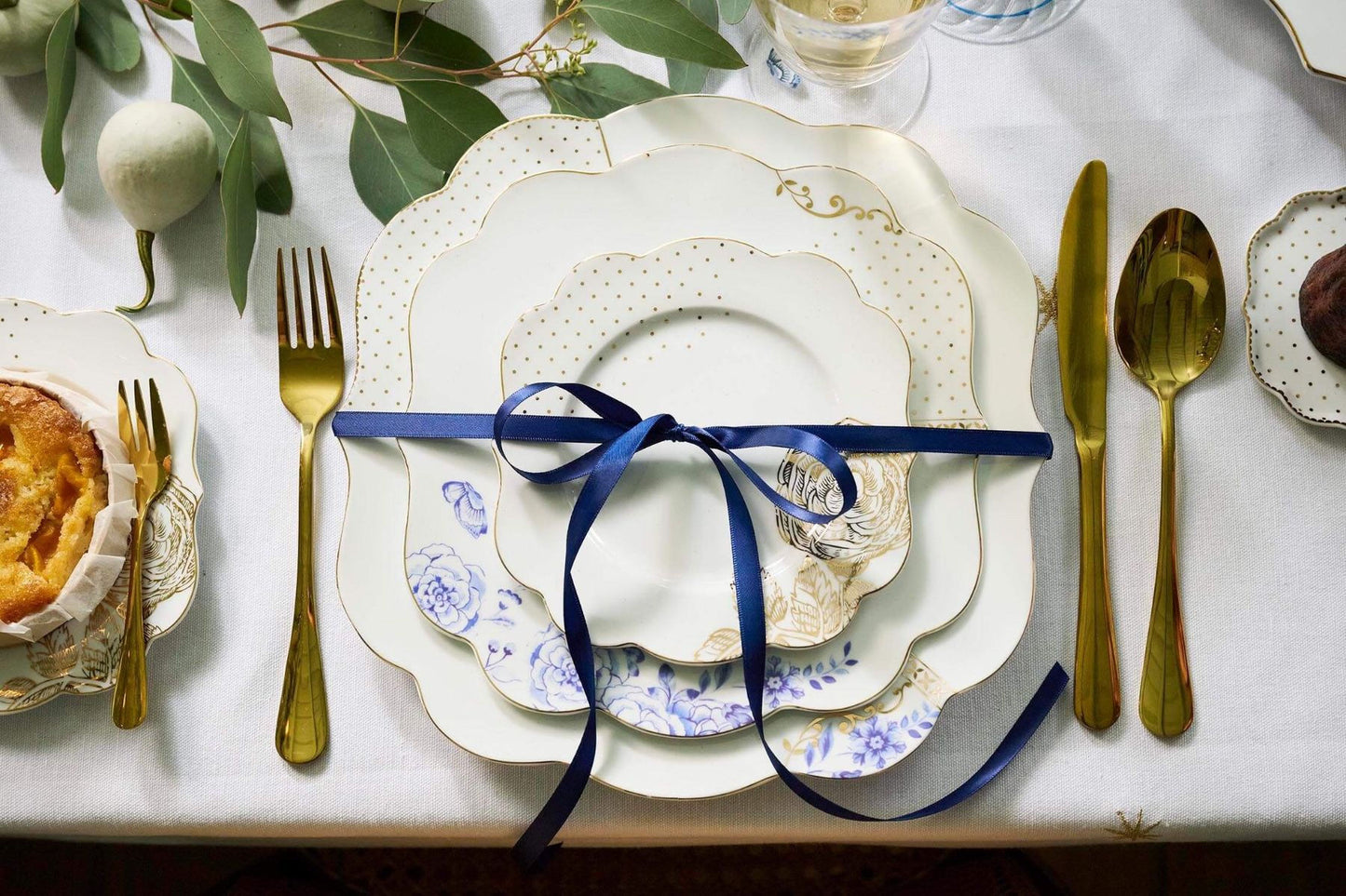 Royal White Dinner Plate Golden Dots 28 cm | Pip Studio