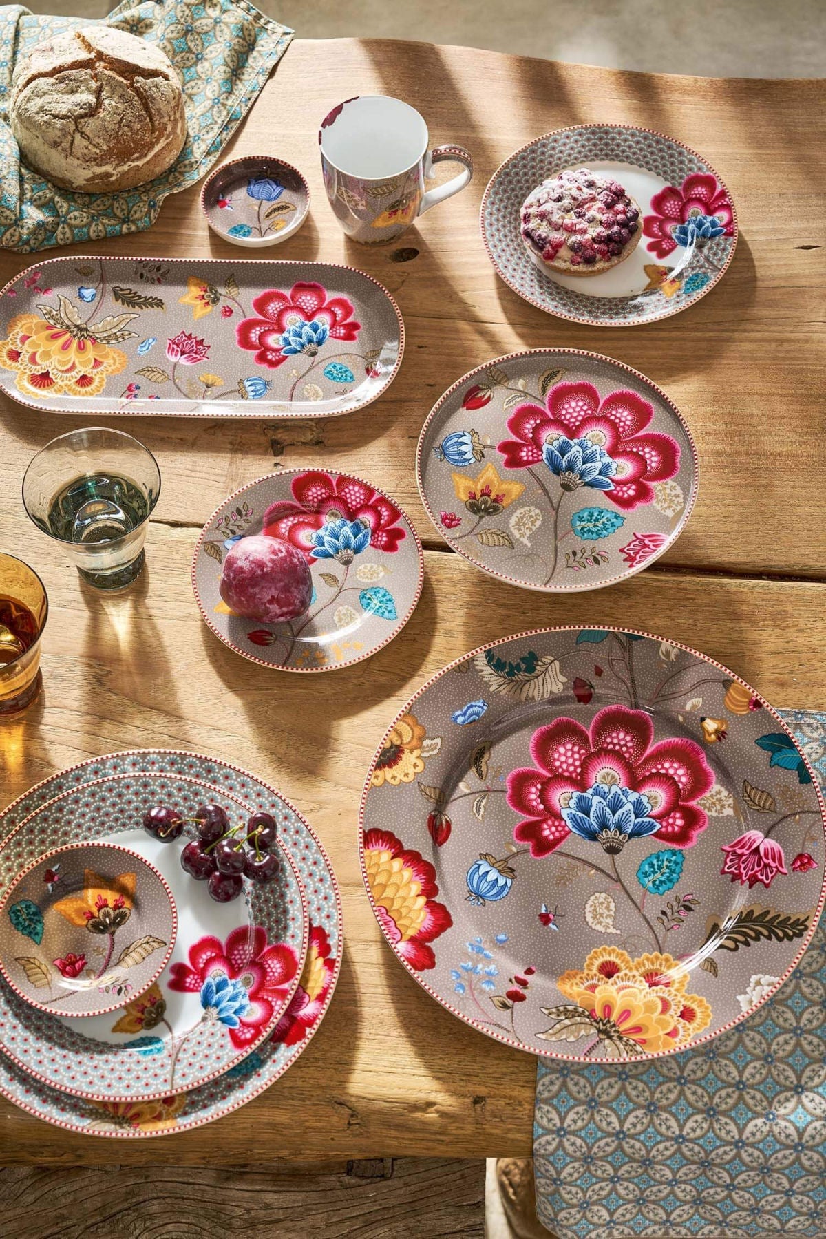 Blooming Tales Fantasy Khaki Charger Plate 32cm - Pip Studio