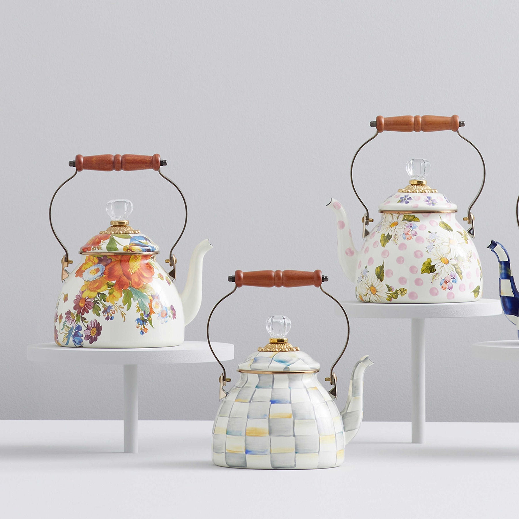 Flower Market White Enamel Tea Kettle by Mackenzie-Childs 1,89L - |VESIMI Design| Luxury and Rustic bathrooms online