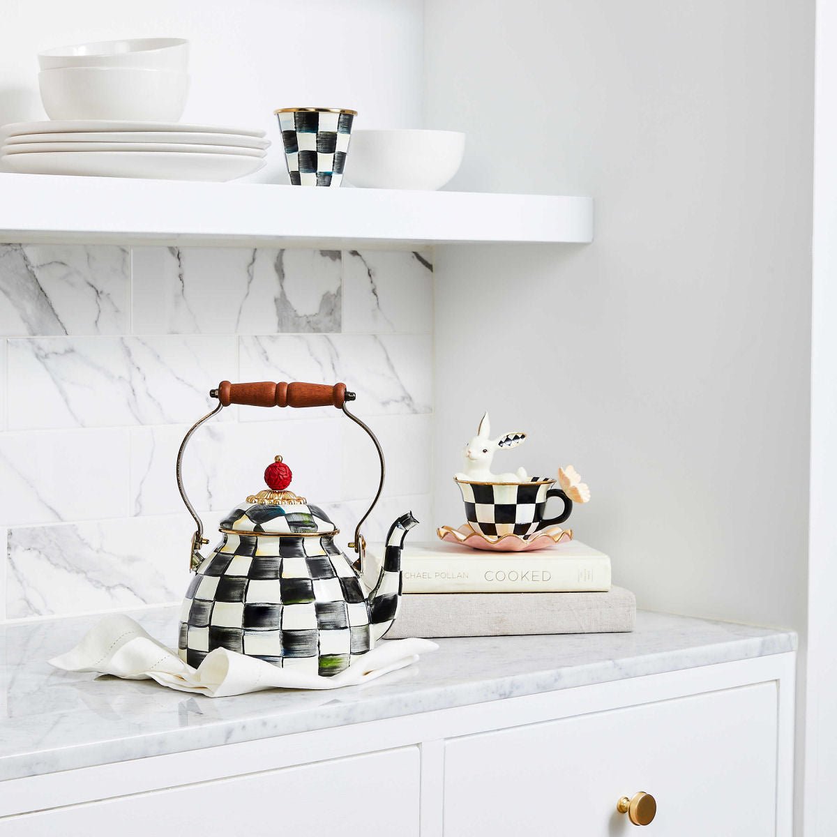 Iconic Black & White Courtly Check Enamel Tea Kettle by Mackenzie-Childs 1,89L - |VESIMI Design| Luxury and Rustic bathrooms online