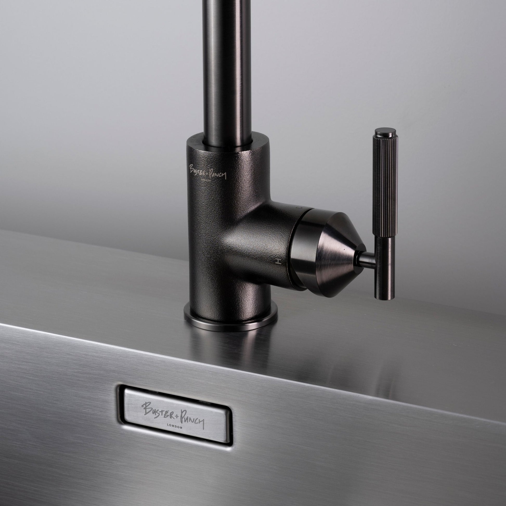 Luxury Buster and Punch Pull Out Kitchen Faucet GUN METAL - |VESIMI Design| Luxury and Rustic bathrooms online