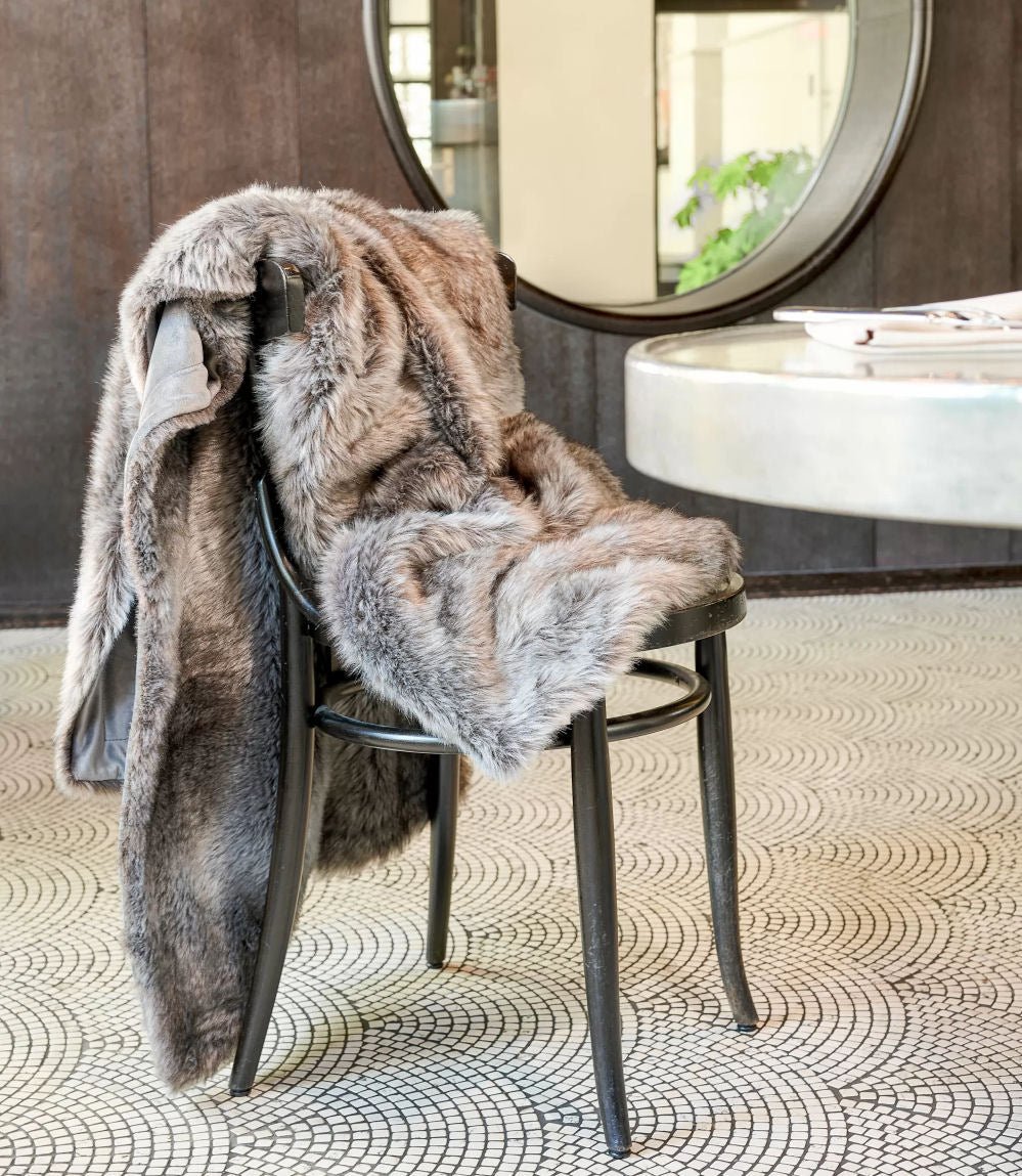 Sibirian Wolf - Luxury Grey Faux Fur Blanket - Plaid 140 x 200 cm - |VESIMI Design| Luxury and Rustic bathrooms online